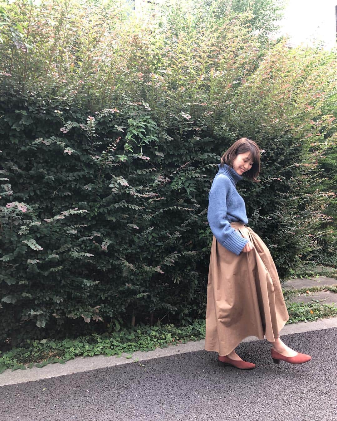 村上萌さんのインスタグラム写真 - (村上萌Instagram)「たっぷりフレアの、コラボスカートができました💁‍♀️「集う日のスカート」と名付けたこのスカートは、全3色+私が着用してる総柄。この春からNEXTWEEKENDが #かぞくごと プロジェクトでご一緒している @studioclip と作りました。﻿ 今日から @studioclip のウェブで先行発売開始です。﻿ ﻿ こだわったところ﻿ 👇﻿ ﻿ ☑︎ハリのある素材なので、遠くからも華やかな印象に映るシルエットに。﻿ ﻿ ☑︎足首が見える着丈と、着丈に前後差をつけ、より美しく女性らしく見えるデザインに。﻿ ﻿ ☑︎花柄は @joetonozomi の可愛すぎる描き下ろし！ブル―グレーの絶妙なカラーが、小慣れた感じを出してくれます。﻿ ﻿ ☑︎大福だってなんだってたっぷり入るポケットと、なんとインサイドにミニポケットが…！﻿ リップクリーム等細かなものをいれても迷子になりません。﻿ ﻿ ☑︎インサイドポケットは、無地スカートにもプリント生地を使用し、ディテールポイントに。﻿ ﻿ ☑︎ウエストは後ろだけゴムになってるので、前から見るとシュッとしてるのに着心地◎﻿ ﻿ ☑︎StudioCLIPのおかげで、これが¥5,990(税別)という奇跡…！﻿歴史ある大きなブランドってすごい… ﻿ サイズはMとLがありますが、結構ゆったり目なので、心配な方はMがおすすめです！お気に入りのスカートができて、本当に嬉しい😭👏🏻」10月9日 23時20分 - moemurakami_