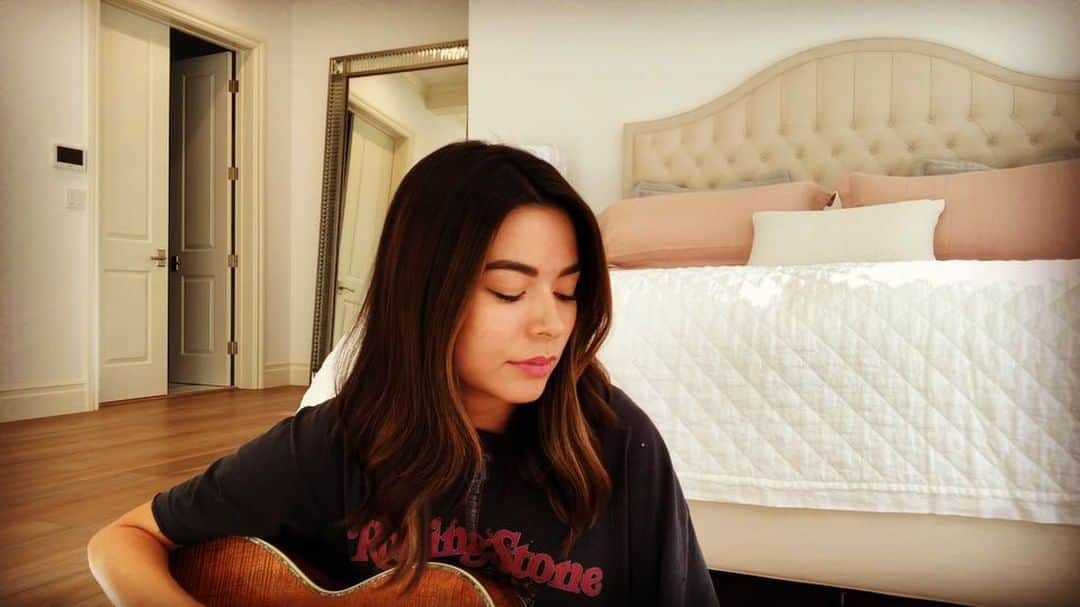 ミランダ・コスグローヴのインスタグラム：「Working on learning a new favorite 🤓」