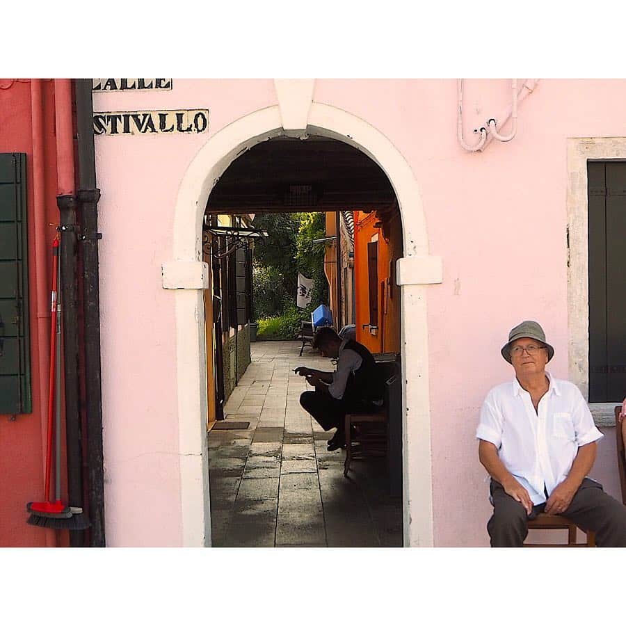 霧島れいかのインスタグラム：「「Street scene」 んもー！ 絵になっちゃう😩👍💕… 鳩まで… 洗濯物まで… #italy#italian#burano#streetscene  #italianman#photography」