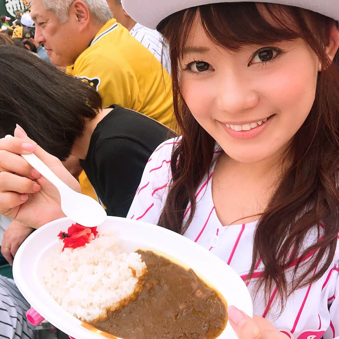 スカパー！プロ野球のインスタグラム：「. スカパー！プロ野球インスタ中の人です。 第16弾は#スカパー特派員みほまる の応援レポート②をお届けします。 . グルメも楽しみましたよ～！甲子園球場開設当初から愛され続けている#甲子園カレー♪ マテオのカラフルマンゴーベリーソーダはフルーツたくさんでジューシー！ . ラッキーセブンのロケット風船！球場が一面黄色に染まってめっちゃ綺麗！ . 併設の#甲子園歴史館 にも行って来ました♪ 高校野球といえば、、松井秀喜さんと松坂大輔投手の高校時代のユニフォーム！！！ . 神聖なるベンチに座って選手気分MAX！！ グランドで闘うチームメイトに声援を送ってるつもりのポーズ(　´艸｀) . 「#タッチ」の作者、あだち充さんの直筆サインも！南ちゃん可愛い～(*´`) . 夢のドラフト会議体験もしちゃいました❤️ 阪神タイガース第一巡選択希望選手は…みほまる！これは野球好きにはたまらない！！(＞＜) . . . . #プロ野球 #baseball #スカパープロ野球インスタ中の人 #スカパープロ野球インスタ特派員 #野球女子 #野球好きな人と繋がりたい #阪神タイガース #阪神 #タイガース #tigers #hanshintigers #甲子園球場 #甲子園 #スカッピー #野球観戦 #野球観戦楽しい #もっと野球観戦の楽しさを知ってもらいたい」