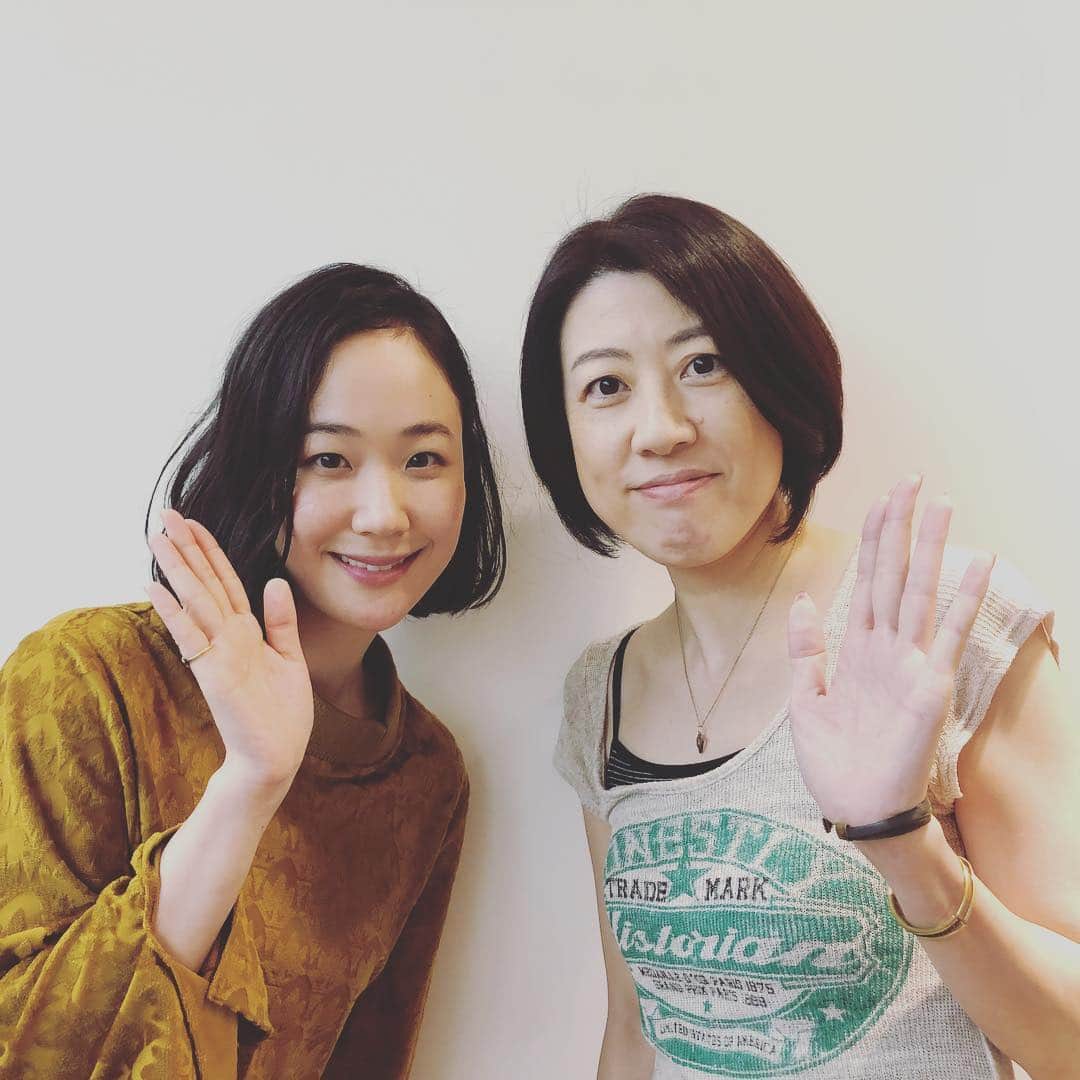 日本テレビ「獣になれない私たち」のインスタグラム：「後3時間🍺 #黒木華 #野木亜紀子 #無理言って #📸 #ありがとうござます #獣になれない私たち #けもなれ」