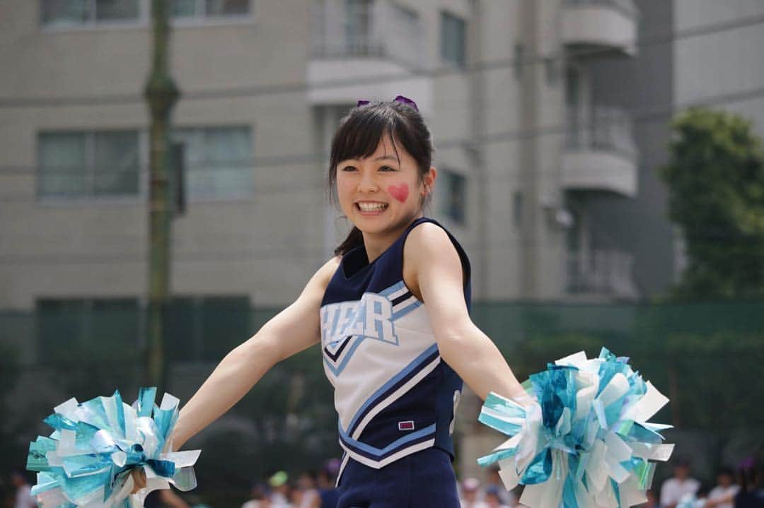 村崎樹江里のインスタグラム：「高校生の頃は、ダンス部に所属していて、体育祭の時はチアをやっていました🎉 . この写真は、高校最後の体育祭で後輩がビシッと撮ってくれた一枚です🌸 . 汗だくだったのに、盛って撮ってくれてありがとう😊 . 当時は「中高一貫だし、青春なんてない」って思ってたけど、今振り返ってみると、この時が一番充実してたし、ひたむきに頑張っていてそれこそ青春だったな〜と感じる☺️ . 今の中高生諸君、青春真っ只中なんだから、ちゃんといろんなことに積極的に挑戦して、一生懸命取り組んでみてね✨ . #ビフォパ #ビフォーアフター #cheerleading #summer #highschool #photography #fall #sport #girl #childhoodmemories #体育祭 #運動会 #チアダンス #チア #秋 #ダンス #ポンポン #青春 #あおはる #女子校生 #JK #一生懸命 #チャレンジ #写真好きな人と繋がりたい #カメラ好き」