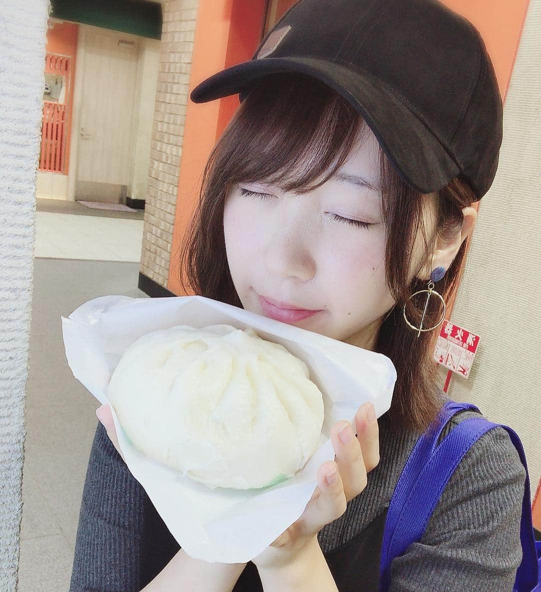 伊織もえさんのインスタグラム写真 - (伊織もえInstagram)「めっちゃ大きい肉まん！！(*´˘`*)♥ ちょっと前お仕事終わりにお腹減りすぎて買いました……ε＝┏(･ω･)┛」10月10日 11時12分 - moe_five