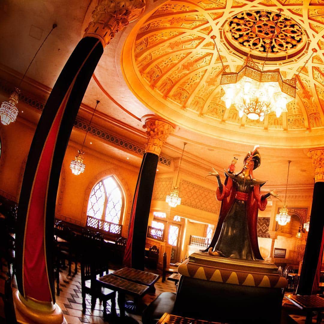 のインスタグラム：「Trying to control cosmic power. ジャファーのパワーを感じる・・・？ #casbahfoodcourt #disneyshalloween #arabiancoast #tokyodisneysea #tokyodisneyresort #jafar #ディズニーハロウィーン #ジャファー #カスバフードコート #アラビアンコースト #東京ディズニーシー #東京ディズニーリゾート」