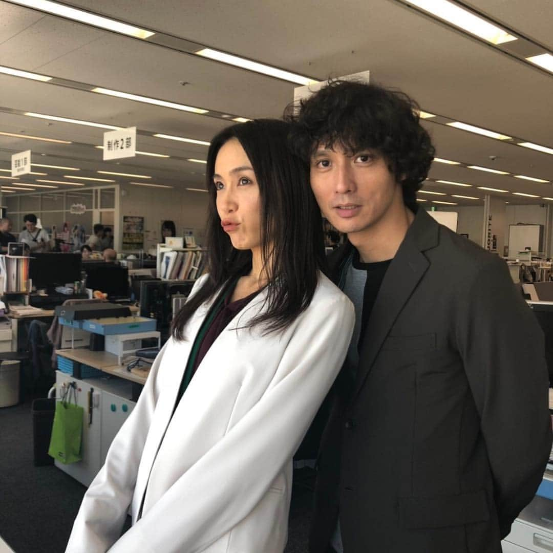 日本テレビ「ブラックスキャンダル」さんのインスタグラム写真 - (日本テレビ「ブラックスキャンダル」Instagram)「#ブラックスキャンダル 衝撃展開連発の第２話、明日ですよー❗️ 爽快な復讐の裏で密かに動く、１度は終わった亜梨沙と純矢の恋。この先どこへ向かっていくのでしょうか…❓ それにしても、亜梨沙かわいすぎる&純矢かっこよすぎる💓  #毎週木曜よる11時59分放送 #山口紗弥加 #安藤政信」10月10日 11時48分 - _blackfamilia_