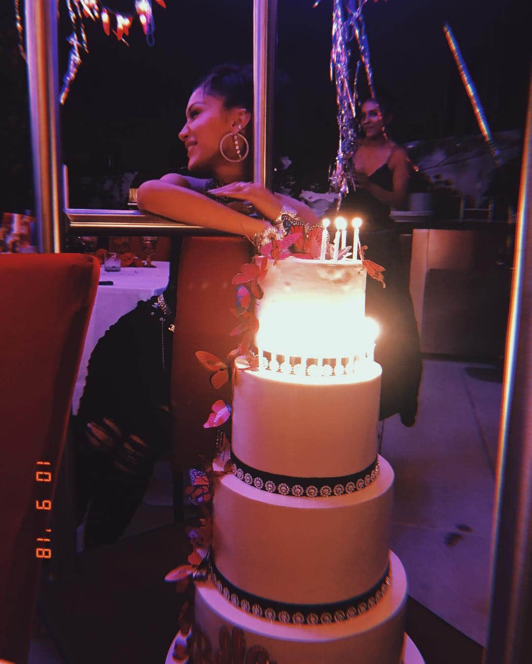 ジジ・ハディッドさんのインスタグラム写真 - (ジジ・ハディッドInstagram)「Celebrating my incredible lil sissy @bellahadid tonight! 22 !!!! Can’t believe. Witnessing you shine and share your loving light with the world fills me with pride, and I become more grateful each year for what a true friend you are to me. I love you beyond words my butterfly angel. Happy day, happy year - you deserve the best always !!!!!! 🎂🌶🦋⚡️💎」10月10日 12時09分 - gigihadid