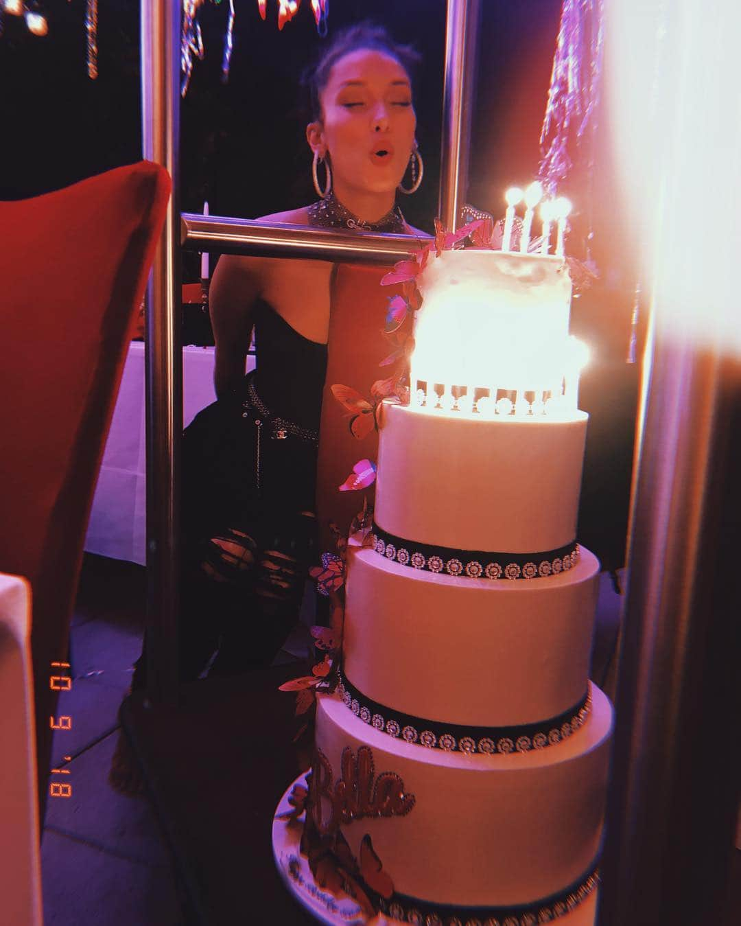 ジジ・ハディッドさんのインスタグラム写真 - (ジジ・ハディッドInstagram)「Celebrating my incredible lil sissy @bellahadid tonight! 22 !!!! Can’t believe. Witnessing you shine and share your loving light with the world fills me with pride, and I become more grateful each year for what a true friend you are to me. I love you beyond words my butterfly angel. Happy day, happy year - you deserve the best always !!!!!! 🎂🌶🦋⚡️💎」10月10日 12時09分 - gigihadid