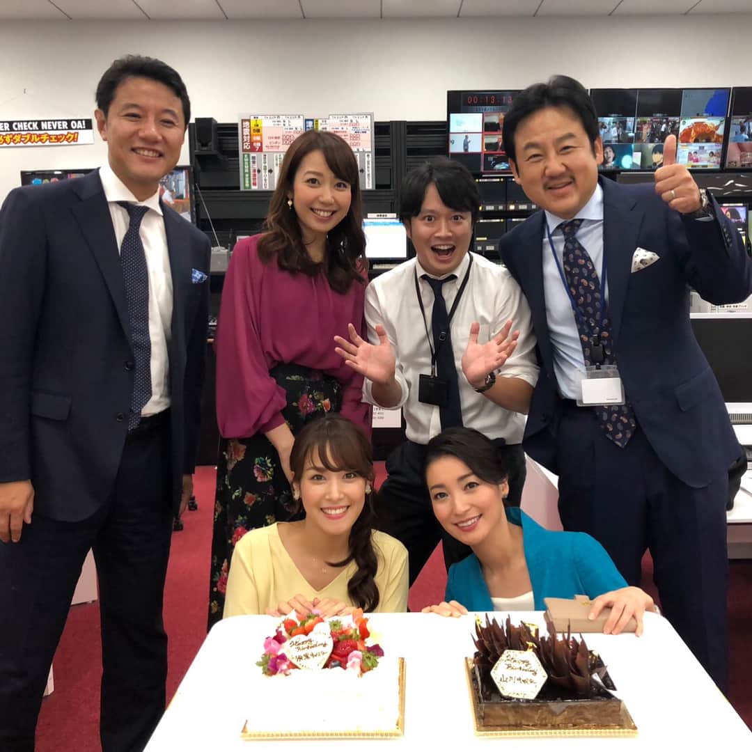 須黒清華のインスタグラム：「WBSの放送終わりで、誕生日が1日違いの山川キャスターと一緒にお祝いしてもらっちゃいましたー😍✨ 完全仕事モードのスイッチにしていたので、急なお祝いにびっくり‼️ でもやっぱり嬉しいものですねっ✨✨ 新しい歳も楽しみながら、日々成長出来るように頑張っていきます‼︎ 皆さん、有難うございました✨ . ちなみに写真真ん中は、山川キャスターと同じ誕生日のディレクター♪ . 昨日、代打だった鷲見アナと大江さんと私、衣装が信号カラーでした🚥 くすんだ信号（笑） #WBS #ワールドビジネスサテライト #山川キャスター #入山章栄 先生 #大江麻理子キャスター #鷲見玲奈 #誕生日サプライズ #有難うございました✨」