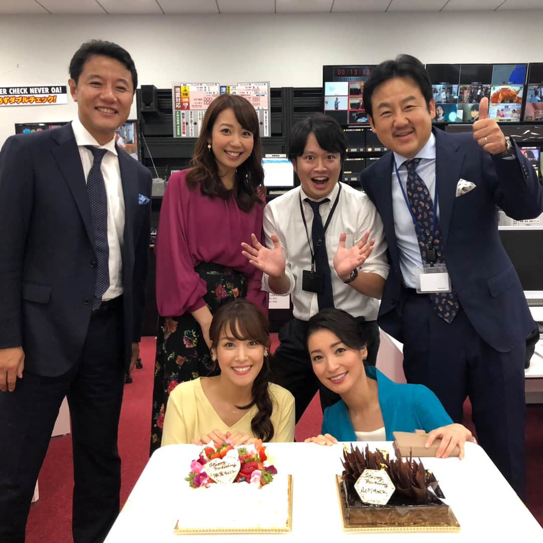 須黒清華さんのインスタグラム写真 - (須黒清華Instagram)「WBSの放送終わりで、誕生日が1日違いの山川キャスターと一緒にお祝いしてもらっちゃいましたー😍✨ 完全仕事モードのスイッチにしていたので、急なお祝いにびっくり‼️ でもやっぱり嬉しいものですねっ✨✨ 新しい歳も楽しみながら、日々成長出来るように頑張っていきます‼︎ 皆さん、有難うございました✨ . ちなみに写真真ん中は、山川キャスターと同じ誕生日のディレクター♪ . 昨日、代打だった鷲見アナと大江さんと私、衣装が信号カラーでした🚥 くすんだ信号（笑） #WBS #ワールドビジネスサテライト #山川キャスター #入山章栄 先生 #大江麻理子キャスター #鷲見玲奈 #誕生日サプライズ #有難うございました✨」10月10日 12時12分 - sayaka_suguro