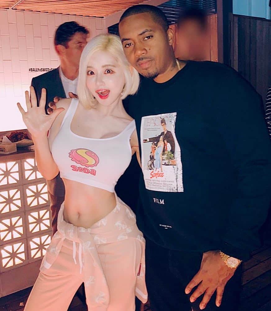 のインスタグラム：「어렸을때부터 나스의 음악을 듣게 되면서 힙합을 좋아하게 되었고 그의 엘피를 차곡차곡 모으고 내 믹스셋에는 항상 그의 음악을 넣었다. 그의 음악에 영향을 받아 디제이가 되었다고 말해도 과언이 아닐 정도로 그는 내 우상이였다.  난 내가 죽을때까지 그를 만나지 못할꺼라고 생각했었는데 어제 그를 만나게 되었고 꽤 오랜시간 이야기를 나누며 뉴욕에서 있을 그의 다음 공연의 초대 약속도 받았다. 이게 꿈인지 생시인지 아직도 모르겠다. 정말이지 믿겨지지가 않는 행복한 하루였다. 나는 성공한 덕후다!! 나스오빠 사랑해요~😍❤️. . I listened to Nas's music when I was young and fell for hip-hop. As I grew up I collected all of his lps. His musical influence was pretty much the reason why I became a DJ. I always add his songs to my mixset. He's my hero.  I never in my entire life thought I could've met him. But incredibly,  I met him last night and we chatted for a while. He even invited me to his next show in New York. Amazing! Did it really happen or was it a dream? It was one of the best days of my life. I'm so happy. I love you #Nas !❤️ @nas」