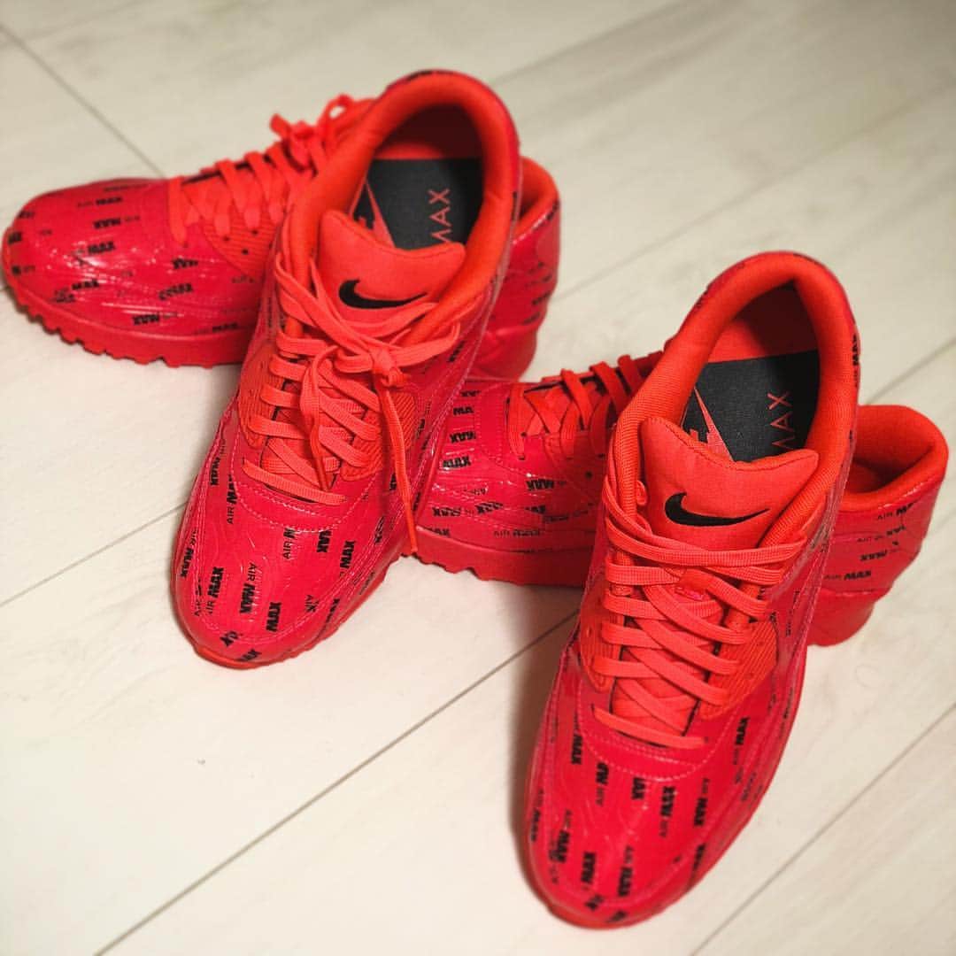 のインスタグラム：「久しぶりにスニーカー購入🎵 派手なやつ初めてかいました🙊 でも足元映える🙊 久しぶりのairmax90♡ . . #nike #airmax90 #派手め #足元倶楽部 #足元 に目いくやーつ #おそろ #久しぶり #メンズしかなくてメンズの1番小さいサイズ #kicks #かわいい」