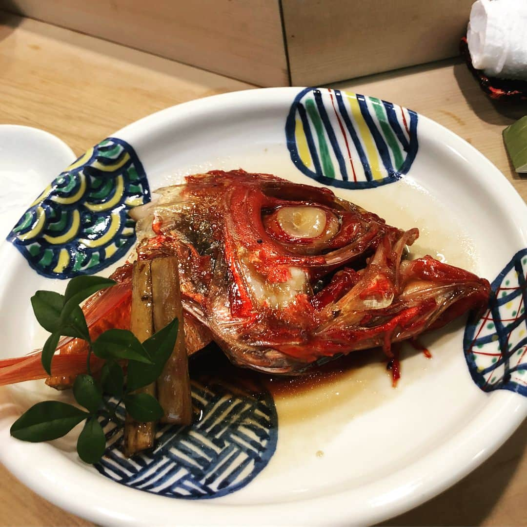 奈良岡にこさんのインスタグラム写真 - (奈良岡にこInstagram)「beautiful🍣🍺🐟 ちょっと旅行に行ってました。 伊東駅から徒歩5分ほどの「すしの壽々丸」、めちゃくちゃ美味しくて比較的リーズナブル〜  ほっき貝の刺身で日本酒ちょちょっと🍶 地ビール「Usami」はスッキリ爽やかでお魚とまあ合うこと🍣 伊豆に来たら金目っしょ！てことで金目鯛のカブト煮🐟  かなり酔っ払いました〜 伊東、近くていいね。リフレッシュできました。」10月10日 19時58分 - miso_nico