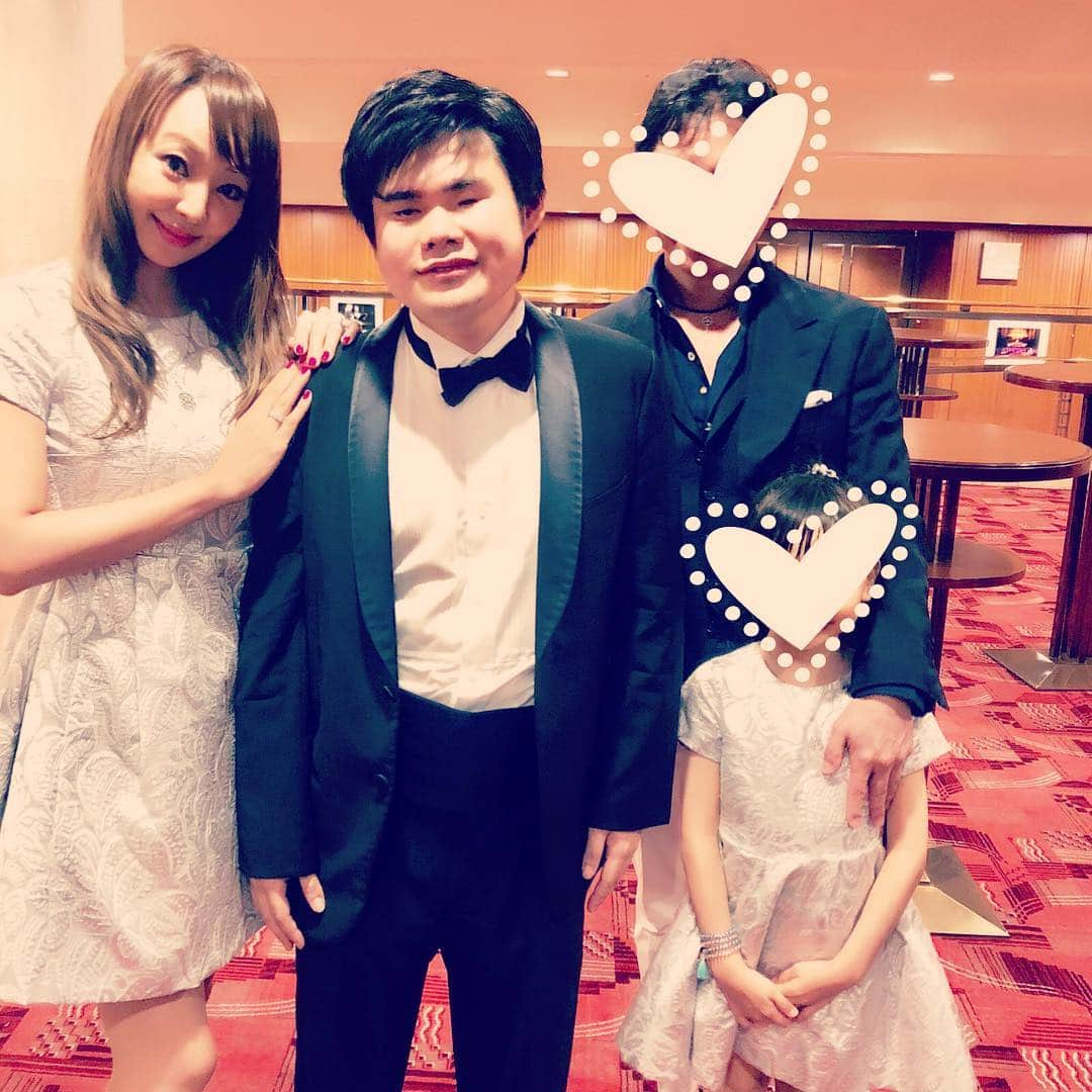 神田うのさんのインスタグラム写真 - (神田うのInstagram)「結婚記念日当日はピアニストの辻井伸行君💕とバイオリニストの三浦文彰君💕のARKコンサートへ家族と行って来ました😊 私が尊敬しているお母様のいつ子さん💕がまた最前列のお席をご用意下さり娘は初めて観る伸行大先生💕の素晴らしいパフォーマンスを食い入るように観て身体中で大拍手を送っていました😍 伸行君💕感動をありがとう❤️ #ピアニスト #辻井伸行 さん#nobuyukitsujii #pianist #ark #サントリーホール #サントリーホールブルーローズ #suntoryhall #神田うの #unokanda #家族 #娘 #コンサート #concert」10月10日 15時15分 - unokandaofficial