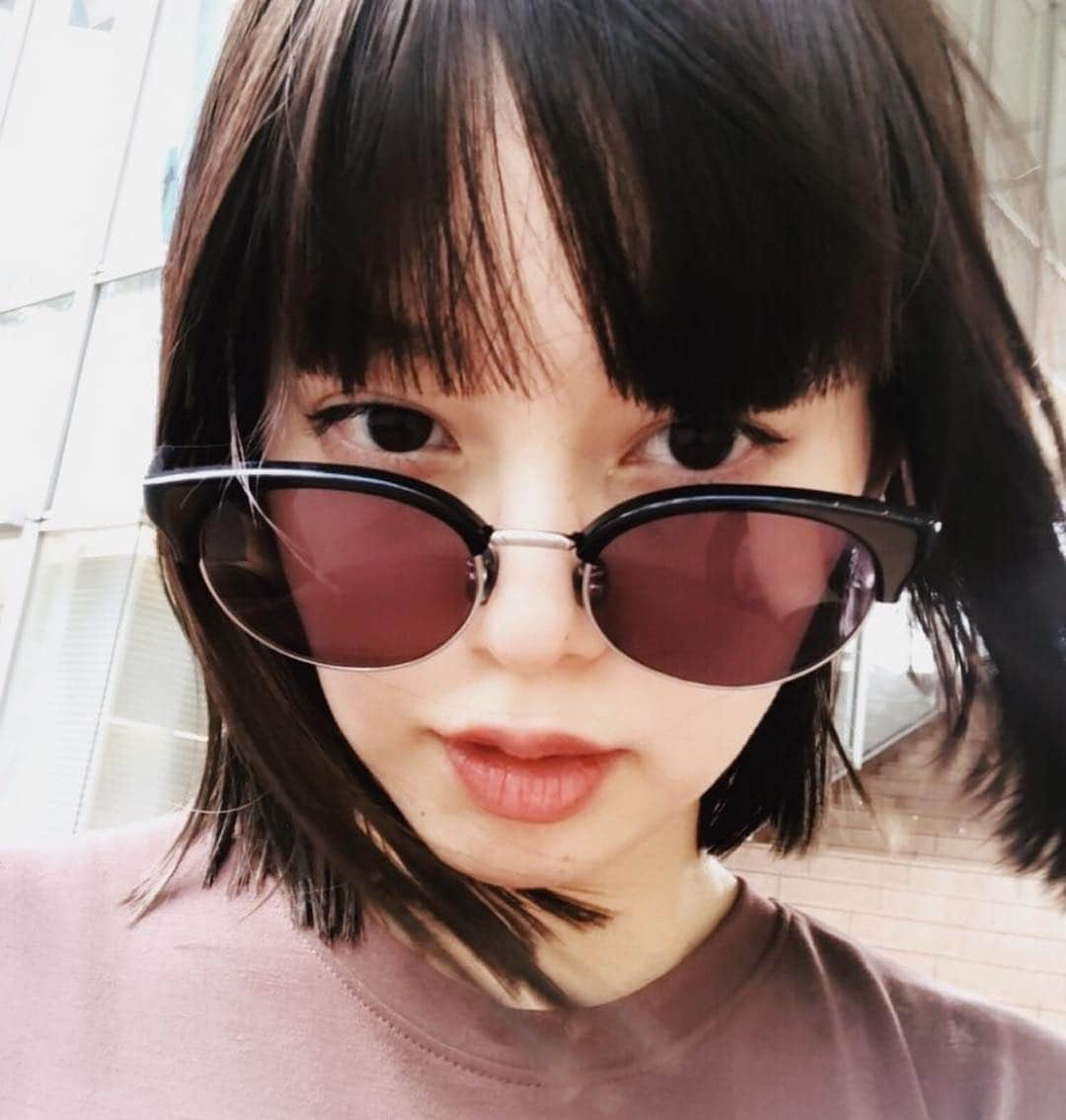 青柳文子さんのインスタグラム写真 - (青柳文子Instagram)「ヘアケアについて意外にも質問が多くて、なぜそんなに髪が綺麗なの？何を使っているの？と言われ驚いたけど、最近はサロンでのケアもしてないし濡れたまま寝てるし、家での特別なケアもしてなくて、、 今は #ダイアンボヌール  #ファーミングシャンプー&トリートメントと、#シグネチャーオイル 本当にこれだけです。。！ デザインもかわいいし香りも良いので、#オレンジフラワー の香りをリピート🔁  オーガニックという事忘れちゃうくらい 泡立ちがよいです🛁  トリートメントは身体を洗ってる間中、置いてから流してます。それもけっこう効いてるのかもしれないです🤔  _______________________________________________________  #dianebonheur #コールドプレス製法 #香水の聖地グラースからの香り」10月10日 15時07分 - aoyagifumiko