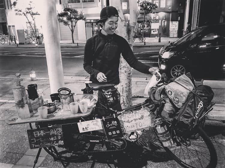 野崎雅也のインスタグラム：「「コーヒー飲んで行きますか？」そうやって声をかけられた。 見ると、荷物がたくさん積まれた自転車の上からいい匂いが漂っている。 聞くと、日本一周しながらいつでもどこでも無料でコーヒーを淹れて回ってるらしい。 しかも、無料で。 彼は、自転車で東南アジアなどをまわりながら日本に帰っては小学校などで講演会をしている方らしい。 なんでそんなことを？とか 無料なんてダメだよ！とか 周囲から批判されつつも、やってみなきゃわかんないじゃん文句あるならやってから言えよって跳ね返すらしい。 孤独感も味わうけど、達成感とか自分がやりたい事をやった時が1番幸せなんですよねー。お金にならなくても。と彼は笑っていた。「スッキリめのコーヒーでいい？」と言って淹れてくれたコーヒーは、最近飲んだコーヒーの中でダントツに深い味がした。  #誰とも喧嘩せずにその人の心に何かを残す がテーマらしい。 #僕なりの小さなテロを起こしてます と。 #海外とかだとコーヒー淹れてたら人集り #でも日本は。。。 #嫌がらせならぬ幸せがらせ #西川昌徳 さん #dailylife #Loveisall」