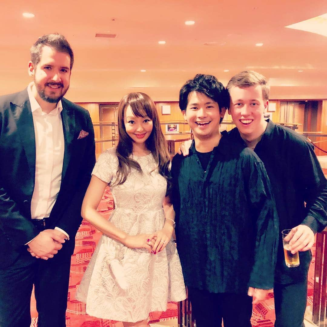 神田うのさんのインスタグラム写真 - (神田うのInstagram)「バイオリニストの三浦文彰君💕とピアニストの辻井伸行君💕のコンサート今回も本当に素晴らしかったです😍 お陰様で家族で素敵な時間を過ごす事が出来ました☺️ 娘は文彰大先生💕に再会出来て喜んでいました😊 それにしても文彰君が奏でる名器ストラディバリウス1704年製ヴィオッティの美し過ぎる音色が凄くて脳と身体がトロけました。今度はオーケストラとのコラボを聴きたいです✨ 文彰君💕素晴らしい音色を届けてくれてありがとう😊  #バイオリニスト #三浦文彰 さん#violinist #fumiakimiura #ark  #concert #家族と #コンサート #神田うの #unokanda」10月10日 15時45分 - unokandaofficial