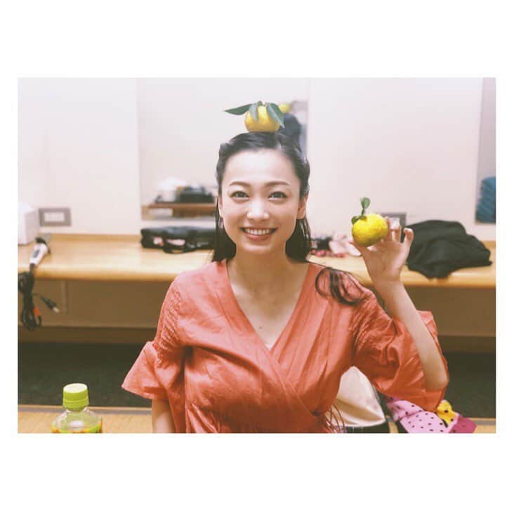 西田あいさんのインスタグラム写真 - (西田あいInstagram)「柚子❤️いただきました！ ・ #柚子 #頭に乗せてみました #はちみつと混ぜて #焼酎に入れたら美味しいだろうなぁ #お庭にできた柚子なんだって #お世話になっているレコード店のママ #いつもありがとうございます #フルーツの香りに癒される」10月10日 16時11分 - nishidaai