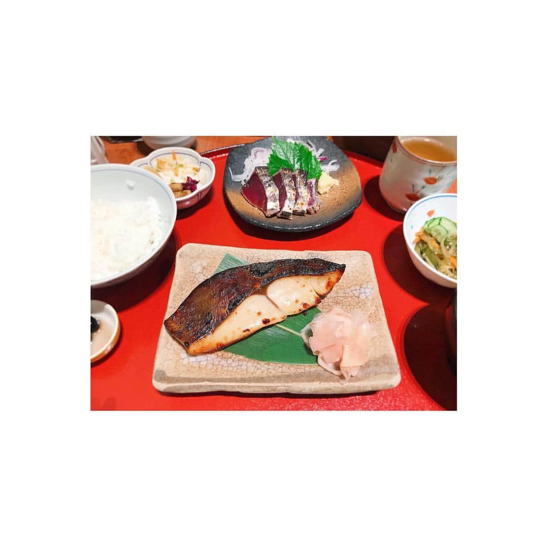 トリンドル玲奈さんのインスタグラム写真 - (トリンドル玲奈Instagram)「お魚大大好きなので、こういうご飯がほんと幸せ〜☺️ #いつだかの夕食  #お魚屋さんにて #母と」10月10日 16時36分 - toritori0123