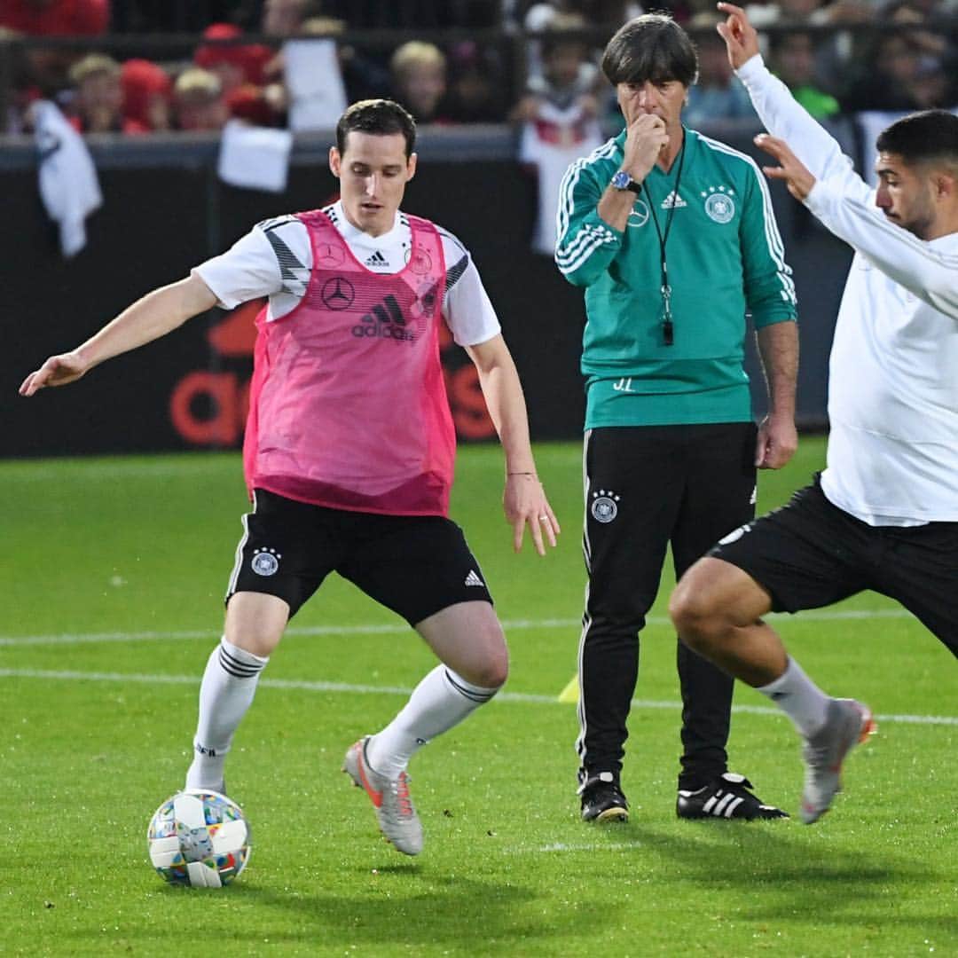 セバスティアン・ルディのインスタグラム：「Schön wieder dabei zu sein 👊🏻 ⚽️ @dfb_team」