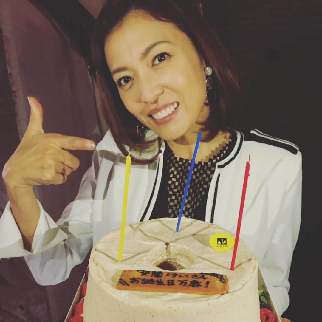 安蘭けいさんのインスタグラム写真 - (安蘭けいInstagram)「昨日は誕生日メッセージ、そして『格付けチェック観たよ』のメッセージ、沢山ありがとうございました❣️そんな昨日は #KBOYS の撮影終了後、スタッフの皆さんにお祝いしてもらいました🎂まさか祝ってもらえるとは思ってなかったので、サプライズ😆とても嬉しかったです❤️ そのドラマも今夜から始まります！ABC朝日放送もしくはGYAOでご覧ください✨こちらもチェックしてみてね！ https://yahoo.jp/KpXPyK  #誕生日って #いくつになっても #祝ってもらえると #嬉しいね #両親に感謝の日 #この世に産んでくれてありがとう」10月10日 17時52分 - toko_aran