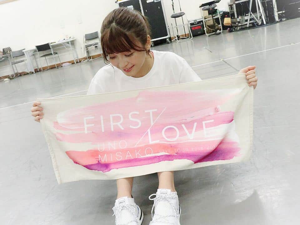 宇野実彩子さんのインスタグラム写真 - (宇野実彩子Instagram)「. #Firstlove ツアーグッズ 明日18時から販売START！！ . あの曲でみんなで回すのが楽しみなタオルと🎧💗 おしゃデザインなコラージュTシャツ🌟」10月10日 18時00分 - misako_uno_aaa