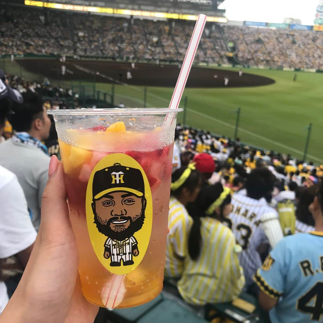 スカパー！プロ野球さんのインスタグラム写真 - (スカパー！プロ野球Instagram)「. スカパー！プロ野球インスタ中の人です。 第16弾は#スカパー特派員みほまる の応援レポート②をお届けします。 . グルメも楽しみましたよ～！甲子園球場開設当初から愛され続けている#甲子園カレー♪ マテオのカラフルマンゴーベリーソーダはフルーツたくさんでジューシー！ . ラッキーセブンのロケット風船！球場が一面黄色に染まってめっちゃ綺麗！ . 併設の#甲子園歴史館 にも行って来ました♪ 高校野球といえば、、松井秀喜さんと松坂大輔投手の高校時代のユニフォーム！！！ . 神聖なるベンチに座って選手気分MAX！！ グランドで闘うチームメイトに声援を送ってるつもりのポーズ(　´艸｀) . 「#タッチ」の作者、あだち充さんの直筆サインも！南ちゃん可愛い～(*´`) . 夢のドラフト会議体験もしちゃいました❤️ 阪神タイガース第一巡選択希望選手は…みほまる！これは野球好きにはたまらない！！(＞＜) . . . . #プロ野球 #baseball #スカパープロ野球インスタ中の人 #スカパープロ野球インスタ特派員 #野球女子 #野球好きな人と繋がりたい #阪神タイガース #阪神 #タイガース #tigers #hanshintigers #甲子園球場 #甲子園 #スカッピー #野球観戦 #野球観戦楽しい #もっと野球観戦の楽しさを知ってもらいたい」10月10日 18時12分 - sptv_baseball