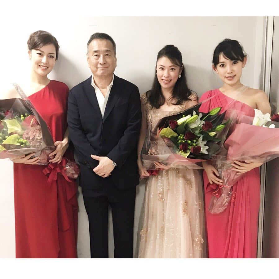 水野由紀のインスタグラム：「和歌山で明治安田生命チャリティコンサートでした。  三枝成彰先生、松本蘭さん、村松亜紀さんと^_^  メインはチャイコフスキーのトリオ。 演奏にトークに盛り沢山の楽しいコンサートでした。 今朝4時起きで帰京したので、美しい朝日を見ることが出来ました👀  明日は筑波ノバホールで深澤亮子先生と室内楽の演奏会です。  #trio #明治安田生命 #和歌山 #dress #tadashishoji #和歌山 #関西 #演奏会 #コンサート #music #音楽 #クラシック」
