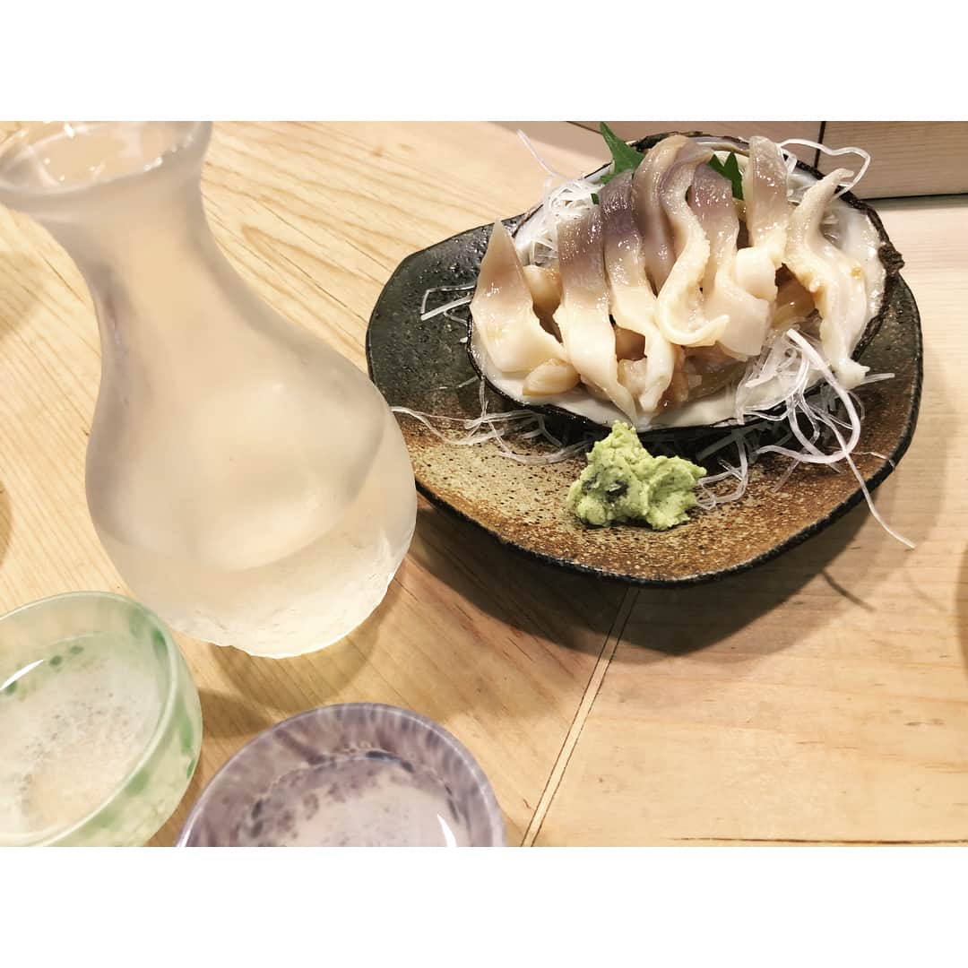 のインスタグラム：「beautiful🍣🍺🐟 ちょっと旅行に行ってました。 伊東駅から徒歩5分ほどの「すしの壽々丸」、めちゃくちゃ美味しくて比較的リーズナブル〜  ほっき貝の刺身で日本酒ちょちょっと🍶 地ビール「Usami」はスッキリ爽やかでお魚とまあ合うこと🍣 伊豆に来たら金目っしょ！てことで金目鯛のカブト煮🐟  かなり酔っ払いました〜 伊東、近くていいね。リフレッシュできました。」