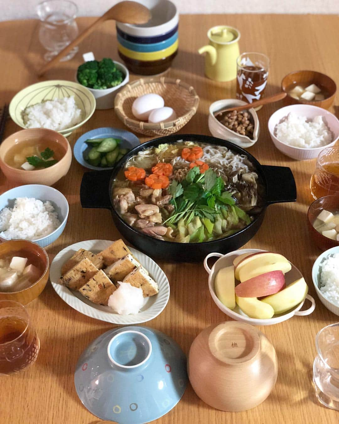 みかさんのインスタグラム写真 - (みかInstagram)「こんばんは🌝  今夜のご飯は * ・鶏すき焼き鍋 ・焼きがんも ・ブロッコリー ・きゅうりの浅漬け ・納豆 ・ごはん ・豆腐と大根の味噌汁 ・りんご * 今夜は組鍋で鶏すき焼き〜 からあげ？って思ったけど 週末運動会でお弁当に入れる予定なので今日はパッと思いついた鶏すき焼きに。  きのこに白菜、しらたき、長ねぎ、にんじん、三つ葉と野菜の方がたっぷりで。 鶏肉を焼いてから煮たから香ばしくて美味しかった😋 * 今日もお疲れ様でした〜 *  #夕ごはん#晩ごはん#夕食#和食#鶏すき焼き#鶏すき#組鍋#南部鉄器#焼きがんも#釜定#白山陶器#HASAMI#kaneakisakaipottery#dinner#japanesefood#igersjp#locari#おうちごはん#おうちごはんlover#ワーママごはん#こどもごはん」10月10日 20時00分 - mikasko