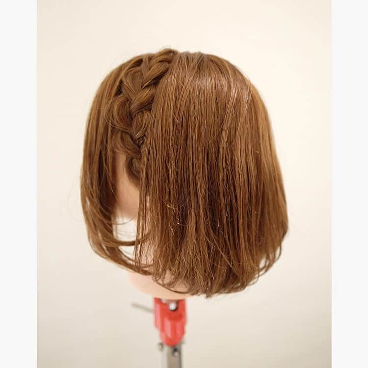 kamisugataのインスタグラム：「『ボブの編み込みアレンジ♪』⠀ ・⠀ 【用意するもの】⠀ コテ（32mm）⠀ ヘアゴム x 2⠀ ・⠀ 【やり方】⠀ 1. 後れ毛を分けてサイドを編み込みます。⠀ 2. 崩します。⠀ 3. 反対側も同じようにします。⠀ 4. 耳後ろあたりでピン留します。⠀ 5. 全体を軽く巻いたら完成です。⠀ ・⠀ #コテ #サイドアップ #ハーフアップ #ピン #ヘアアレンジ動画 #ヘアゴム #ボブ #崩しアレンジ #巻き髪 #後れ毛 #簡単ヘアアレンジ #編み込み #編み込み三つ編み #ヘアアレンジ #ヘアアレンジ簡単 #ヘアアレンジやり方 #ヘアアレンジ解説 #ヘアアレンジレッスン #ヘアセット #ヘアセットやり方 #ヘアスタイル #髪型 #髪型アレンジ #ヘアメイク #cchannel #locari_hair #hair #hairstyle #hairarrange」