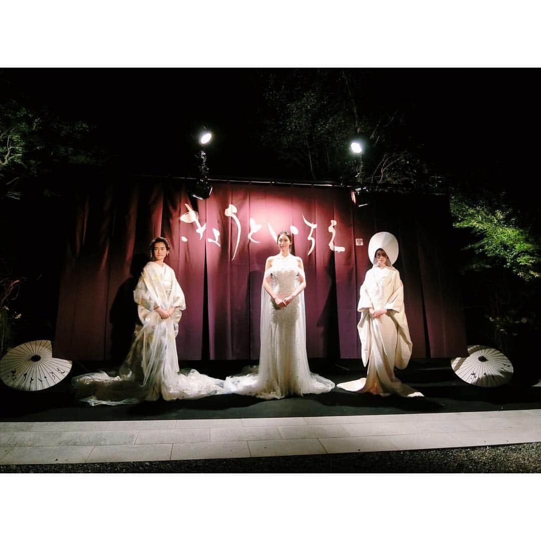 的場絢香さんのインスタグラム写真 - (的場絢香Instagram)「#20181003﻿ ﻿ きょうといちえ。(@kyotoichie_official )﻿ ﻿ タカミブライダルさん主催のイベントに﻿ 今年もお招きいただきました。﻿ ﻿ 将軍塚から眺める夜景を楽しんだ後は、﻿ 音と光のパフォーマンス。﻿ 今回は沖仁さんのフラメンコギターと﻿ 狂言師の茂山逸平さんのコラボ！﻿ 素晴らしいステージに圧倒されました。﻿ ﻿ パワー溢れるタカミブライダルの高見社長。﻿ ﻿ 去年きょうといちえでお会いした﻿ 涼子さんとも1年ぶりの再会でした♩﻿ ﻿ 最高のおもてなしを﻿ ありがとうございました❤︎ ____________________________ #マトバ旅 #京都 #kyoto #きょうといちえ #タカミブライダル #将軍塚 #将軍塚青龍殿 #フラメンコギター #沖仁 さん #狂言 #茂山逸平 さん #素晴らしかったです」10月10日 21時52分 - ayaka_matoba