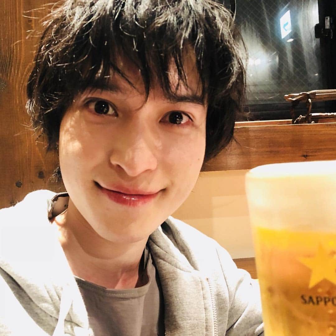 阪本奨悟のインスタグラム：「* 写真集「ただいま。」 おかげさまで、 本日発売となりました🎉🎉 * “チーム阪本奨悟”で、 愛を込めて制作いたしました。  皆さんのご感想も、 ぜひ聞かせてください。  14日のイベントは 福家書店 新宿サブナード店で 行います。 ぜひいらしてください！  #阪本奨悟 #阪本奨悟写真集ただいま #本日発売 #乾杯🍻 #shogosakamoto #スペシャルカットにも注目です」