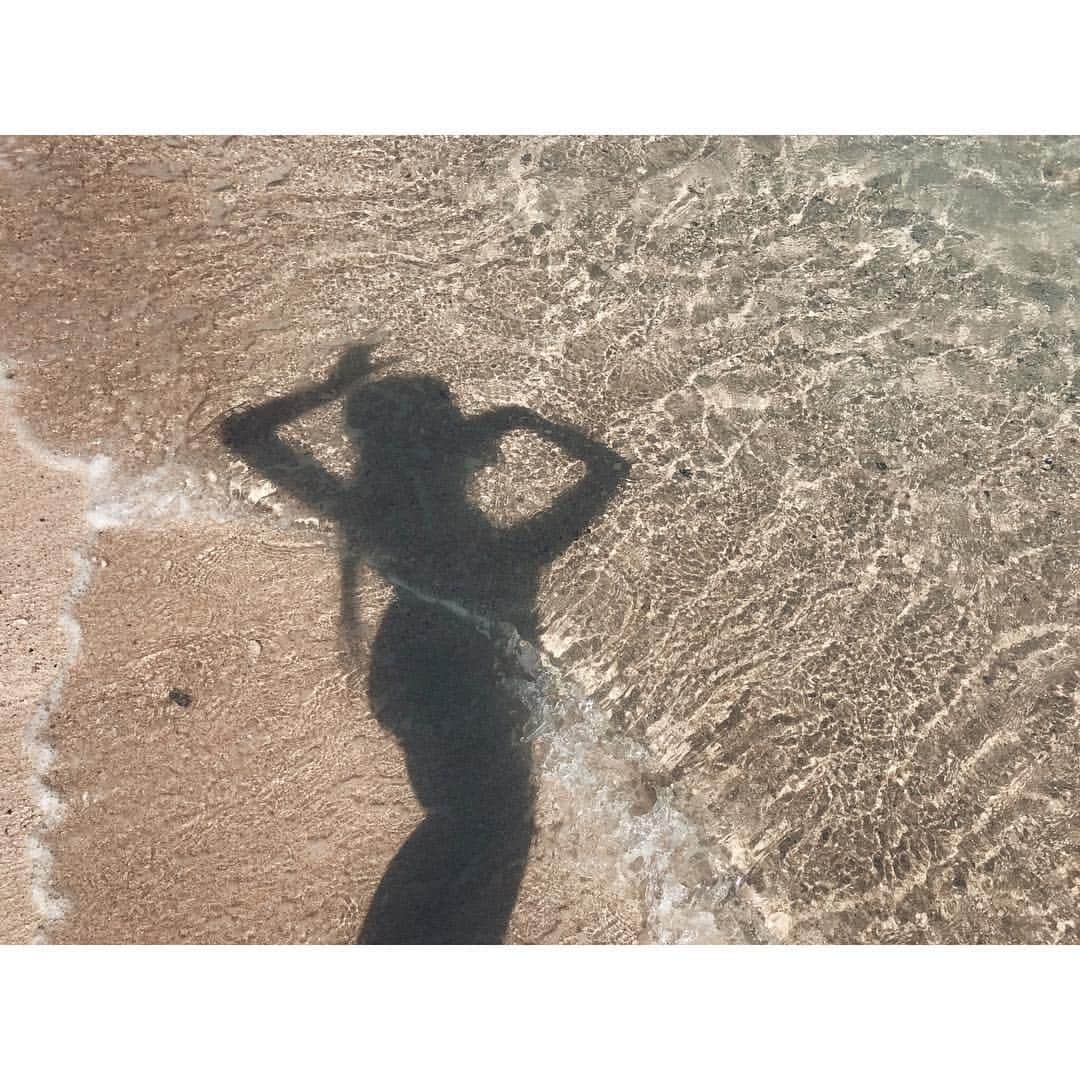志田友美（ゆうみん）さんのインスタグラム写真 - (志田友美（ゆうみん）Instagram)「お仕事で初の奄美大島へ🌺 海が綺麗すぎてずっといたかった〜。 ジェットもやったよ🤣✨✨ 衣装は載せられないから景色🤓 今年は沢山海いけて幸せ💗 大好きなハイビスカス🌺 #sea #sunset #amami #amamioshima #summer #beach #scenery #photo #japan #japanesegirl #instagood #instadaily」10月10日 22時29分 - yuumi_shida