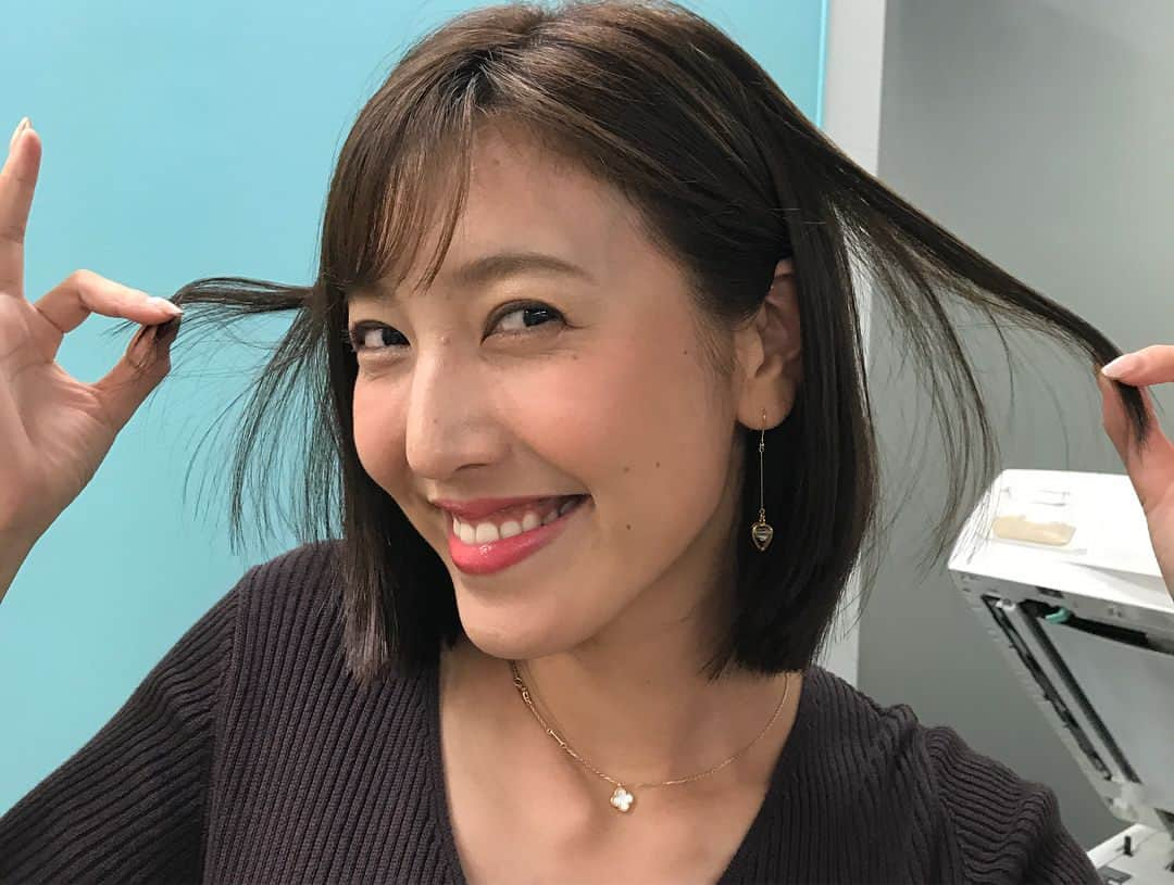 内田嶺衣奈さんのインスタグラム写真 - (内田嶺衣奈Instagram)「小澤アナ、髪をバッサリ切りました💇♡ 似合う！かわいい！ お気に入りです💓←私が。笑  ロング内田、ボブ小澤、ショート大川☺︎ 髪型をあまり変えたことがないので、 いつか私もバッサリイメチェンしてみたいです☺️ #ロング #ボブ #ショート」10月10日 22時37分 - reina.uchida