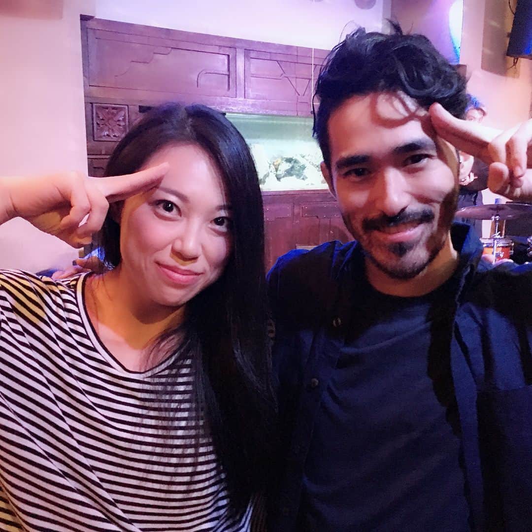 高瀬みゆきのインスタグラム：「ニューヨークにいた時のルームメイトのそーへいさん✨ 帰国後初の演奏があるという事で🎵 行ってまいりました😆🌸 音楽への情熱がアツく🔥既にかなり上級なのに、さらに自分の殻を破ろうとニューヨークへ来て学んでた。 そんな話を聞いて、すごいなぁ！かっこええなぁ！！ってめっちゃ刺激をもらった方✨  何かに一生懸命な人は尊敬できるし大好き！😊✨ 久しぶりの生演奏でめっちゃ癒された☺️🌸また演奏されるときは行きまーす😊🎵 高瀬ポーズ知ってくれてた！！笑 ありがとう🤣✨ #超よかった #また聴きたい #次は10月29日 #jazz」