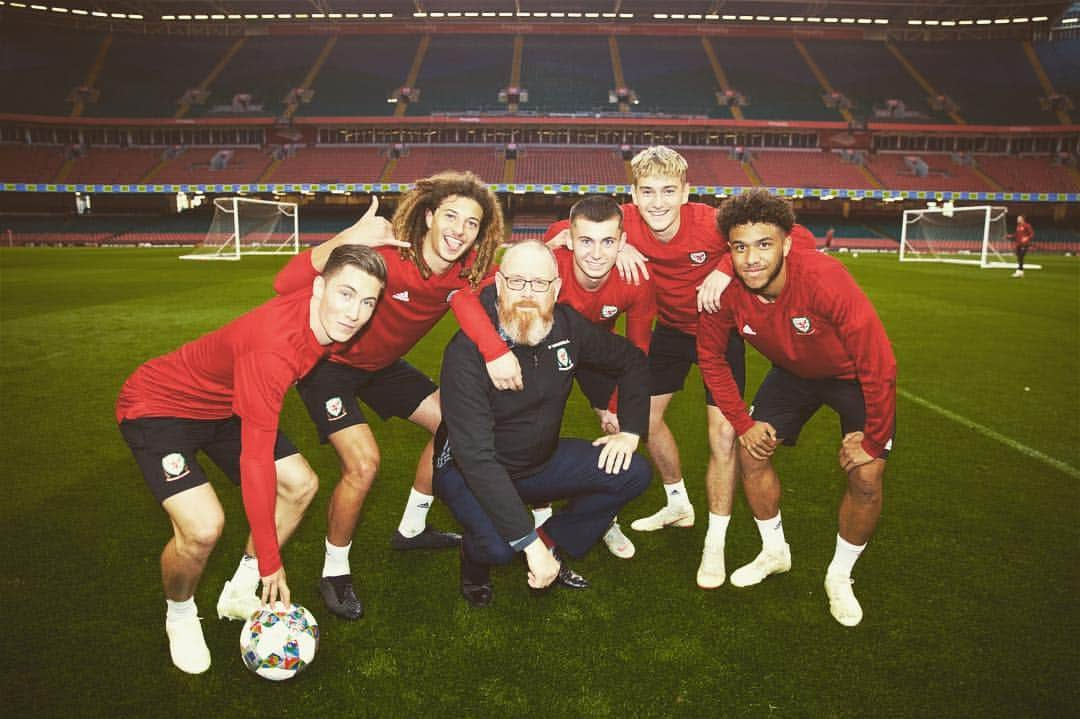 ベン・ウッドバーンさんのインスタグラム写真 - (ベン・ウッドバーンInstagram)「@fawales 😀🐉」10月11日 0時23分 - ben.woodburn