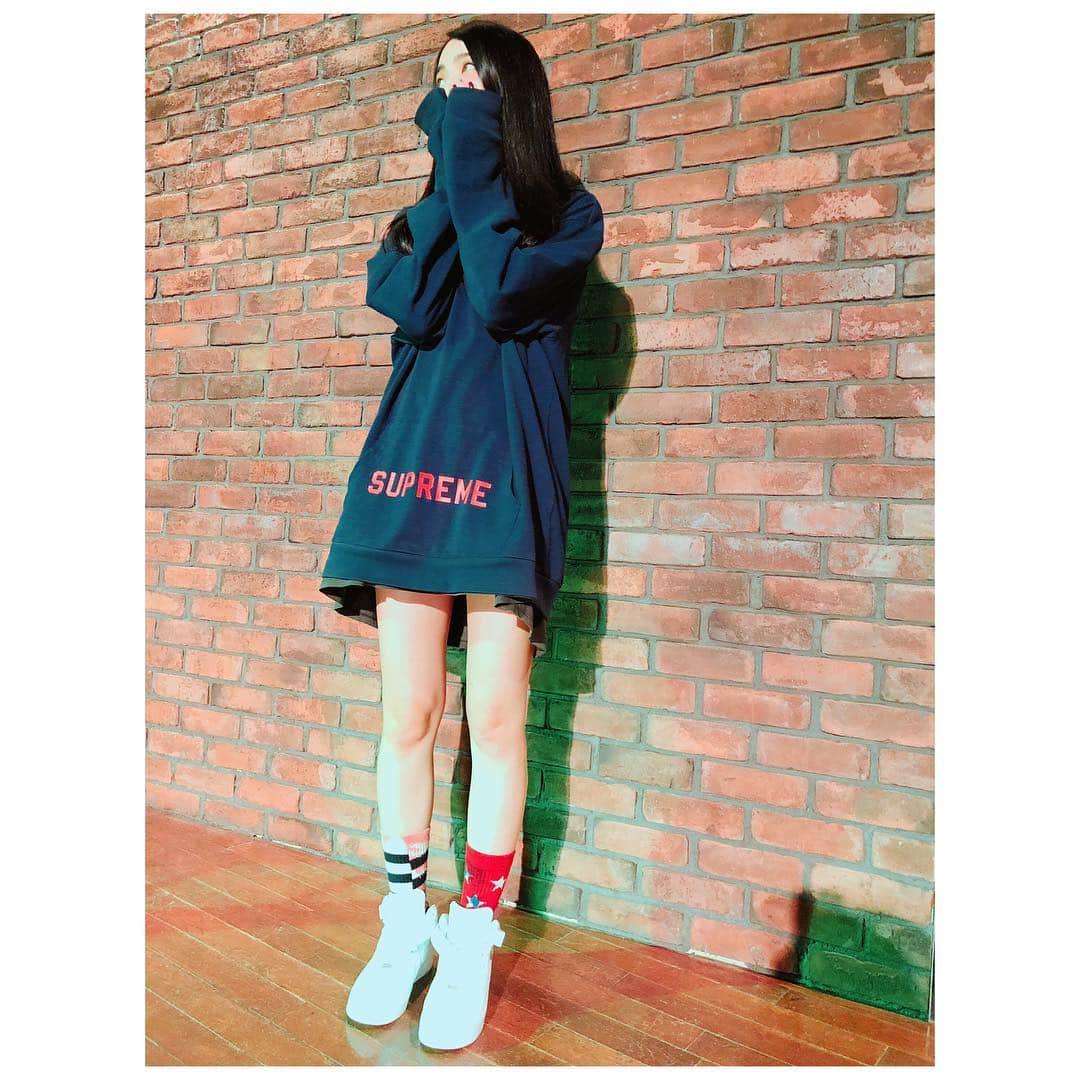 彩姫さんのインスタグラム写真 - (彩姫Instagram)「いつの #supreme だろうか😇このロゴの形すきだった😇パーカーらくちんだからだいすき😇😇😇あとめっちゃ笑ってるのはなぜだったかな😇 #bandmaid #saiki」10月11日 0時38分 - saiki_bandmaid