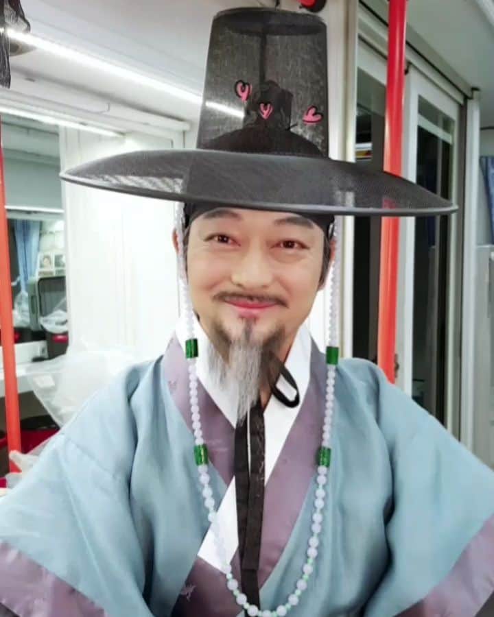 チョ・ソンハのインスタグラム：「시청률 10% 돌파! 감사합니다!^^ 백일의 낭군님을 사랑해주시는 많은 시청자 여러분께 감사드리며, 앞으로 더욱 재미있어질 백일의낭군님 더 많은 사랑 부탁드립니다! 행복하구먼~♡하트뿅뿅!  #백일의낭군님 #김차언 #조성하 #본방사수」