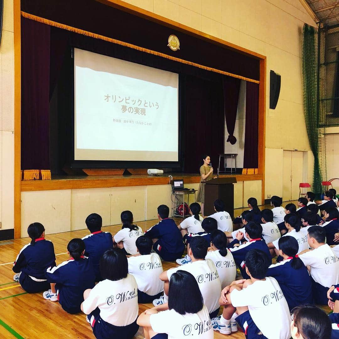 田中琴乃さんのインスタグラム写真 - (田中琴乃Instagram)「【講演】 江東区大島西中学校の皆さんに講演と実技体験会をして参りました。 392名の生徒さんどの子も頷きながら真剣な眼差しでお話を聞いてくださいました。対して体験会はわいわい大盛り上がり！質疑応答の時間はと言うと、手が挙がりすぎて全員に答えられない程で、約10名近くの生徒さんの質問に対してお応えしました。ON/OFFがしっかりとできるところが素晴らしかったです！（そうありたいですよね！） ありがとうございました♪  #オリンピック  #パラリンピック  #tokyo2020  #江東区  #大島西中  #新体操  #rhythmicgymnastics  #田中琴乃  #琴乃先生」10月11日 13時41分 - tanakakotono