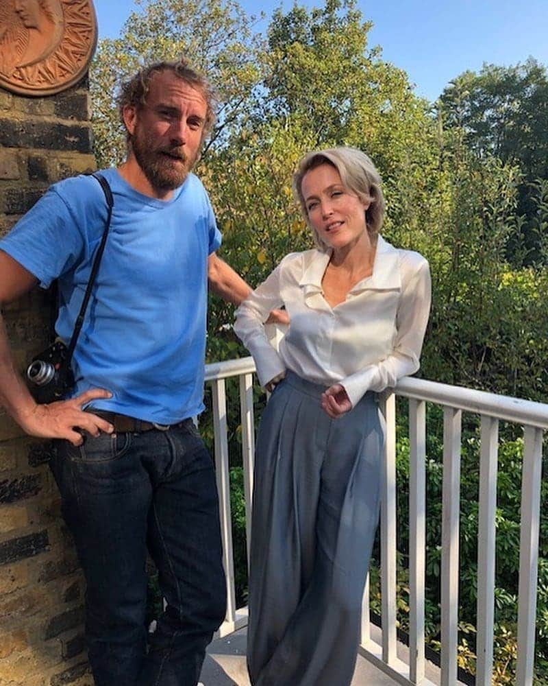 ジリアン・アンダーソンのインスタグラム：「At telegraph magazine shoot for allabouteveplay. Hanging with cedric_buchet in a #GAWinserLondon silk shirt and a wee bit of giorgioarmani」