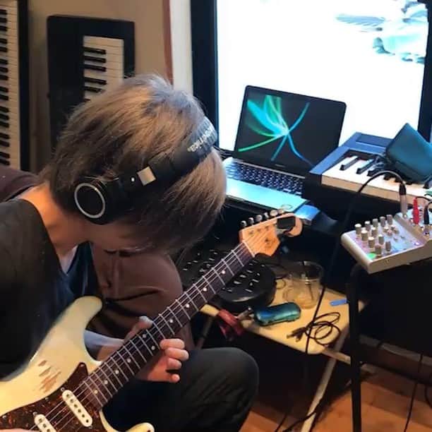 愛内里菜のインスタグラム：「ペット博で名古屋にいた間に﻿ 制作中の新曲「NO FADE OUT」の﻿ ギター録りが行われていました🎸😆﻿ ﻿ カッコイイー！！🙌✨ ﻿ ギターリストはTATSUO TANAKA﻿ ﻿ ライブが一層楽しみです😆💕﻿ ﻿ 12月29日 京都MUSEの追加公演の﻿ チケットは明日12日お昼１２時から﻿ チケットぴあにて販売となります！！😌﻿ こちらの会場も指定席でお席があります！﻿ ﻿ #ギターソロ #ギター #ギタリスト﻿ #愛内里菜 #垣内りか  復帰2作目の#新曲 ﻿ #石井健太郎﻿ ﻿ ﻿」