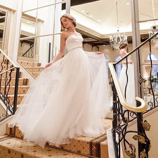 LAVIEEN ROSE Weddingのインスタグラム：「le spose di Giò Dress… Gioリサ シルクオーガンジーが 奏でる #シンプルスタイル ♥ #simple  hair&makeup: yukiko hattori @ceu0116  photographer: kentaro sawaguchi @zutto_photo_studio  model:ieva rainyte @ieva.r 撮影場所: @esprit_de_nature_wedding  flower💐 @monico_flower  #ドライフラワー #ヘアアレンジ produced by @lavieenrosewedding @wincl_wincl 📖#最新号 #weddingstory  #wedding#秋カラー #bouquet#weddingplanning#weddingdresses #weddingstyle#sayyestothedress#シンデレラドレス #hawaiiwedding#weddingstyle#東海プレ花嫁#2018春婚#2018夏婚#2018秋婚#2018冬婚#merry花嫁#marryxoxo #ブライダルヘア#ボブヘア#weddinghair#2019春婚#卒花#お洒落さんと繋がりたい#日本中のプレ花嫁さんと繋がりたい」