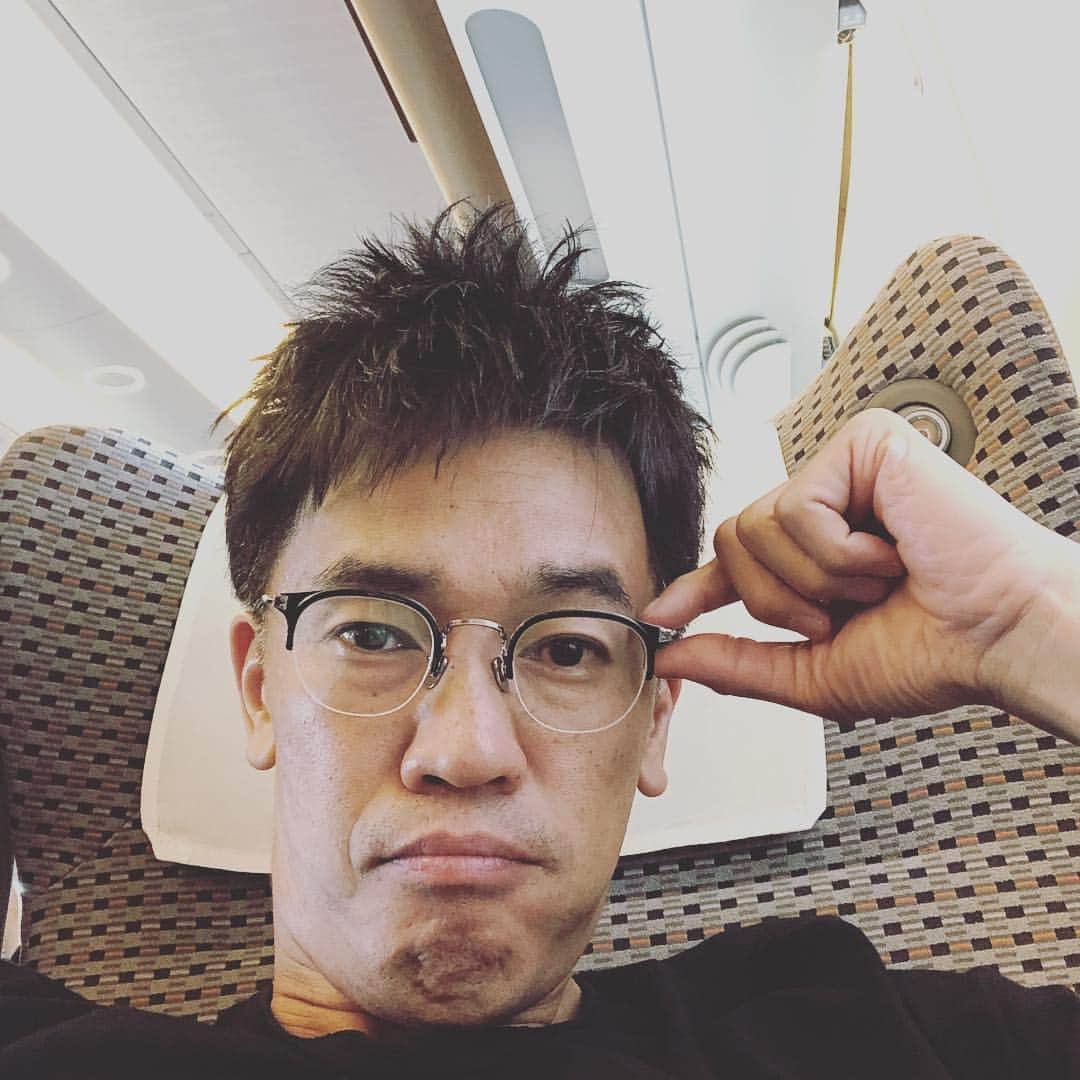 武井壮さんのインスタグラム写真 - (武井壮Instagram)「移動中、コンタクトレンズで疲れた眼球を休ませている。。」10月11日 8時08分 - sosotakei