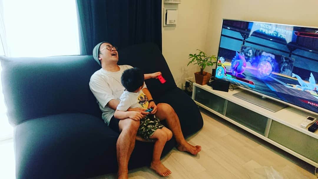 高井俊彦さんのインスタグラム写真 - (高井俊彦Instagram)「【最近の幸せな瞬間☺️】 yogibo（ヨギボー）と息子と私➰🎵 ゲームを楽しむ為➰🎵 毎日～笑って～遊ぶから➰🎵」10月11日 8時52分 - takai_toshihiko
