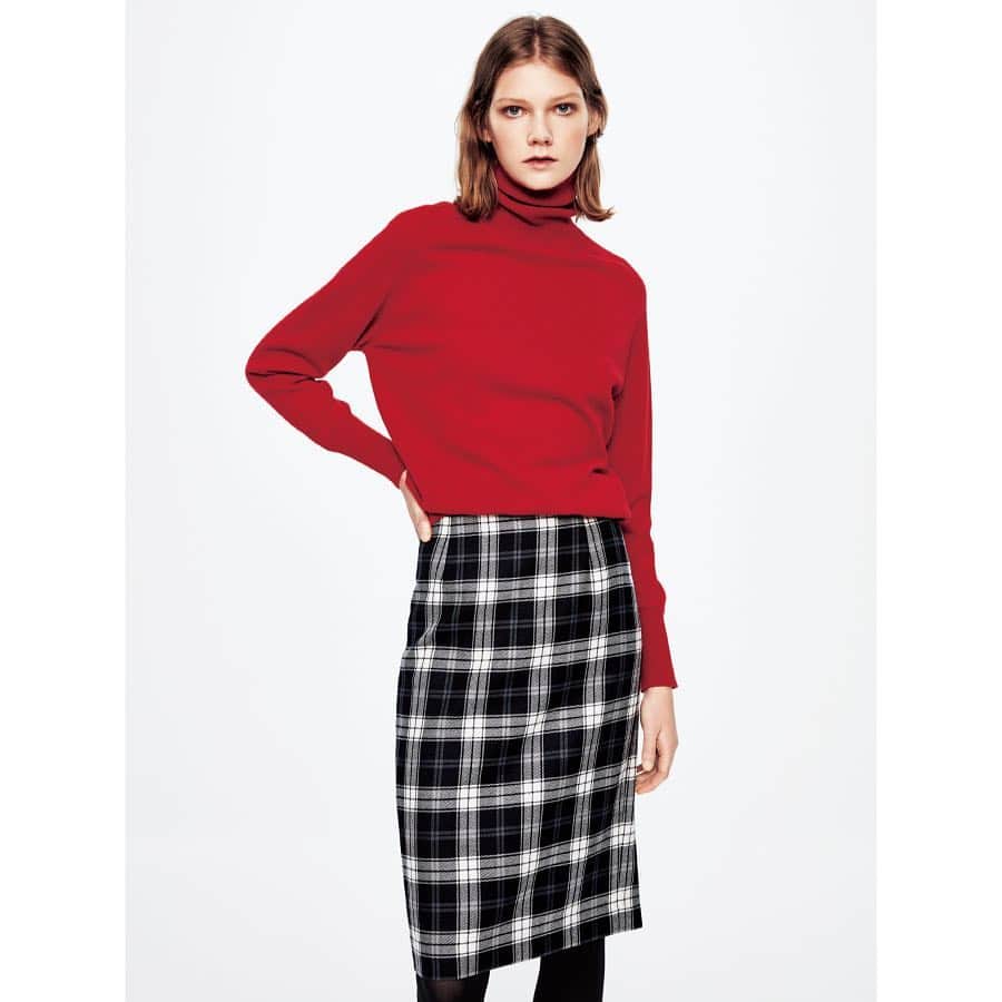 23区さんのインスタグラム写真 - (23区Instagram)「NEW COLLECTION 華やかな赤のニットは、モノトーンのタータンチェックのスカートを合わせてシックに着こなす。 . #britishstories_23ku #23区 #styling #coordinate #collection #cashmere #knit ▷23区 COLLECTION https://www.23ku-web.jp/collection/」10月11日 8時55分 - 23ku_official