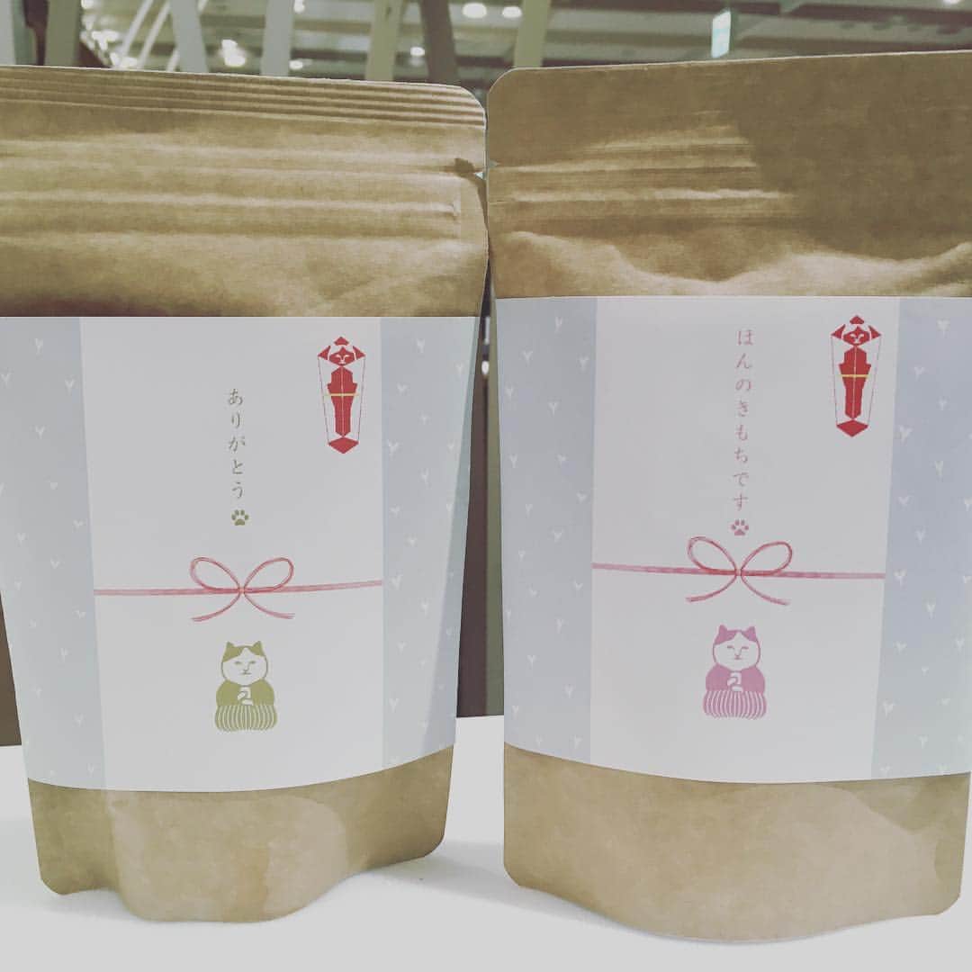 ねこさんのインスタグラム写真 - (ねこInstagram)「渋谷ヒカリエShinQs 2Fで開催中のNEKONOBAは、今回もシンプルおカワ💕な、ねこ茶商の熨斗紙を用意してるよ💓💗💓💗 「ありがとう」と「ほんのきもちです」の2種類✌️ステキな贈り物へと変身させてくれるんだよ🎁お茶やお菓子、サイズさえ合えばなんでも付けれるから😂、お気軽にレジにて店員に声かけてくださいね😘❣️ NEKONOBAプロデュースイベント【ねこ茶商がいざなう世界】も残り1週間を切りました❣️🤟🏻🤟🏻 #neko_magazine #ねこ #猫 #ネコ #catstagram #cat #ねこマガジン #NEKONOBA #ねこ茶商がいざなう日本茶の世界 #ねこ茶商 #KOZACLA #渋谷ヒカリエ #shibuya #渋谷」10月11日 10時06分 - neko_magazine
