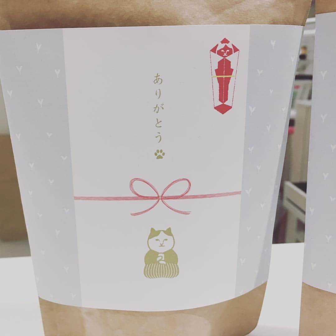 ねこさんのインスタグラム写真 - (ねこInstagram)「渋谷ヒカリエShinQs 2Fで開催中のNEKONOBAは、今回もシンプルおカワ💕な、ねこ茶商の熨斗紙を用意してるよ💓💗💓💗 「ありがとう」と「ほんのきもちです」の2種類✌️ステキな贈り物へと変身させてくれるんだよ🎁お茶やお菓子、サイズさえ合えばなんでも付けれるから😂、お気軽にレジにて店員に声かけてくださいね😘❣️ NEKONOBAプロデュースイベント【ねこ茶商がいざなう世界】も残り1週間を切りました❣️🤟🏻🤟🏻 #neko_magazine #ねこ #猫 #ネコ #catstagram #cat #ねこマガジン #NEKONOBA #ねこ茶商がいざなう日本茶の世界 #ねこ茶商 #KOZACLA #渋谷ヒカリエ #shibuya #渋谷」10月11日 10時06分 - neko_magazine