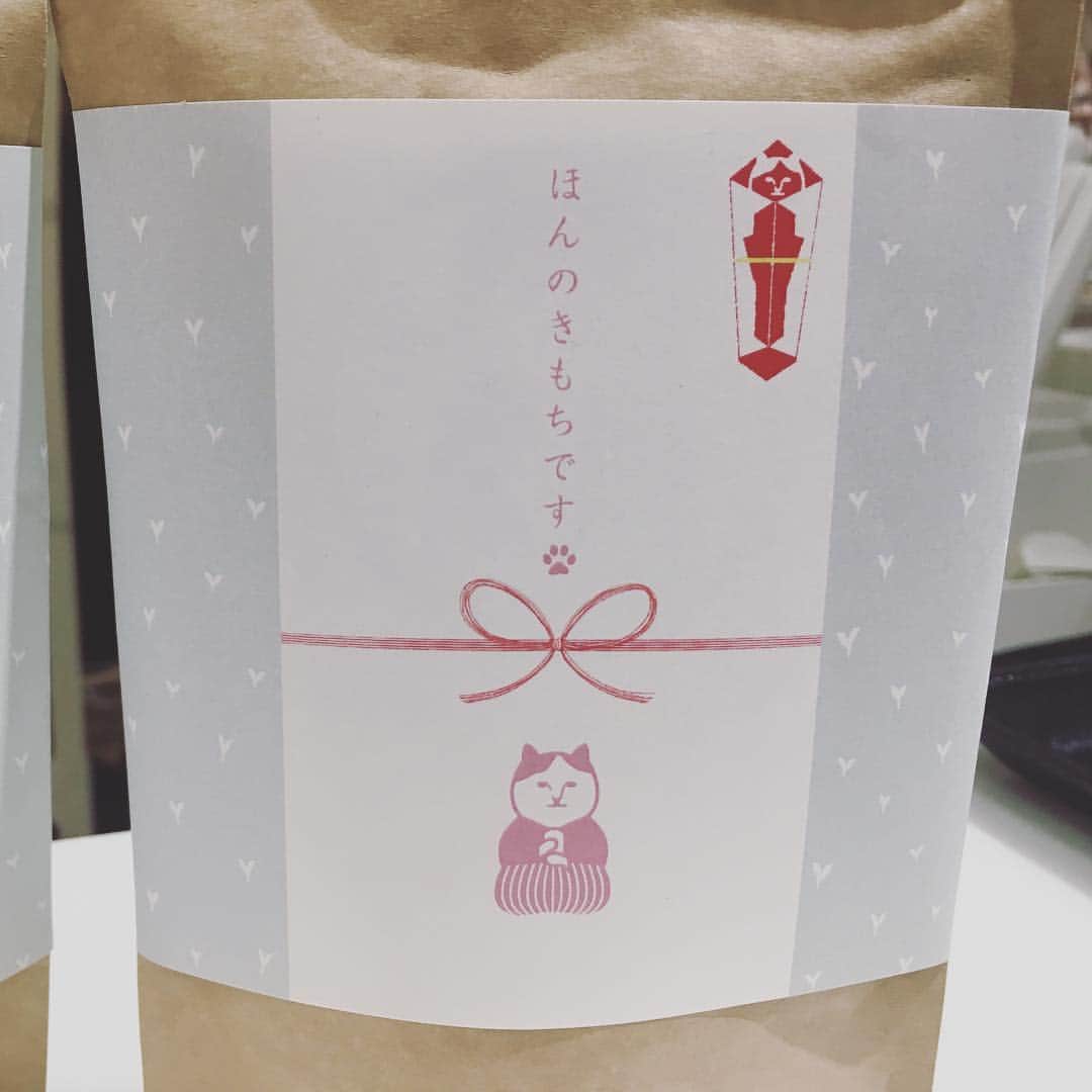 ねこさんのインスタグラム写真 - (ねこInstagram)「渋谷ヒカリエShinQs 2Fで開催中のNEKONOBAは、今回もシンプルおカワ💕な、ねこ茶商の熨斗紙を用意してるよ💓💗💓💗 「ありがとう」と「ほんのきもちです」の2種類✌️ステキな贈り物へと変身させてくれるんだよ🎁お茶やお菓子、サイズさえ合えばなんでも付けれるから😂、お気軽にレジにて店員に声かけてくださいね😘❣️ NEKONOBAプロデュースイベント【ねこ茶商がいざなう世界】も残り1週間を切りました❣️🤟🏻🤟🏻 #neko_magazine #ねこ #猫 #ネコ #catstagram #cat #ねこマガジン #NEKONOBA #ねこ茶商がいざなう日本茶の世界 #ねこ茶商 #KOZACLA #渋谷ヒカリエ #shibuya #渋谷」10月11日 10時06分 - neko_magazine