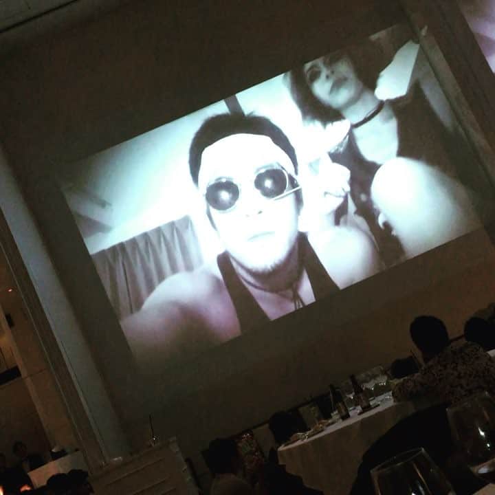 齋藤美波のインスタグラム：「🎥🎞🕺 ・ 皆さまお待たせ致しました。 ・ 知子の結婚式での余興を ストーリーにチラ見せしたら見たすぎる！！ フル早く見たいから載せて！！シュウジくん！笑 これは見たい！との反響がすごかったので（笑） きっと、ウチの旦那がこんな事してるから みんな驚いてるのでしょう。笑 ・ なんせ人前に出るの苦手な人。 もう一度言います。 人前に出るのが苦手な人です。 ・ それ以外でも可愛いのでてくるから 是非一度目を通してみて🤣🤣🤣 Full ver.はYou tubeにも載せました！！ "joy会余興wedding Movie3"って検索すると 出るはずです。 プロフィールのTOP画面からも飛べますので 見てみてください♥️♥️♥️ 一応URLも貼っときます。 🔻 https://youtu.be/WPWA7udKBbU ・ ・ #結婚式余興 #余興動画 #余興movie #家族#夫婦#主演 #旦那体張りました #旦那を知ってるみなさん #こんな事もしちゃうんです #子供達も頑張りました #付き合ってくれてありがとう #happywedding #weddingmovie」