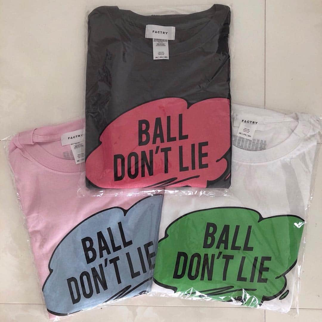 仲西淳のインスタグラム：「Ball Don't Lie Tシャツ追加販売決定！  大好評だった#HoopSlangBot オリジナルグッズのBall Don't Lie Tシャツの追加販売です！  前回は完全受注生産だった為お届けままで少しお時間がかかりましたが、今回は数に限りがありますが、オーダーから数日でお届けできます。 ※数とサイズに限りがあるのでお早めにお買い求めください。  オーダーの方法は前回と同様オーダープラットフォーム @factryjp  からよろしくお願いします！  価格:¥4800+送料 サイズ:S,M,L,XL,2XL,3XL  #HoopSlangBot #BallDontLie #追加販売 #数とサイズに限りがあるので #お早めにどうぞよろしくお願いします  #売り切れごめん #次作も乞うご期待 #Dunkwell #Fly_Magazine」